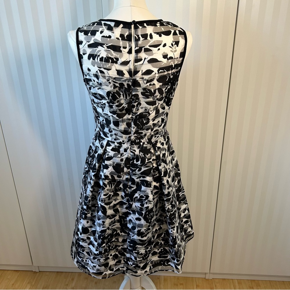 Roz & Ali black and white striped floral flared sleeveless party dress Size 4 - Picture 3 of 8